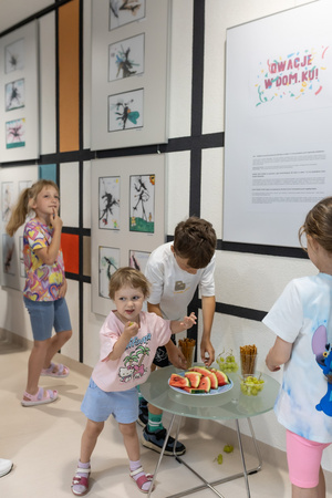 Wernisaż i prezentacja prac grup stałych - Uczestnicy zajęć wraz z rodzinami podczas wernisażu