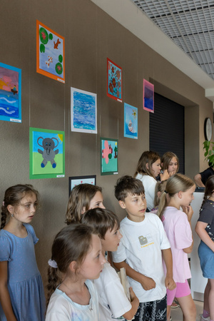 Wernisaż i prezentacja prac grup stałych - Uczestnicy zajęć podczas wernisażu