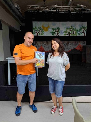 Turniej eliminacyjny Carcassonne 2025 - Zdobywca pierwszego miejsca - Tomasz Ryba z koordynatorką Magdaleną Trusz