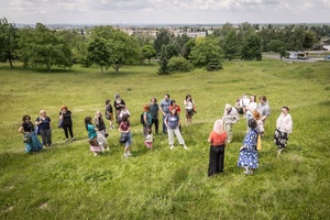 „Kompozycja miejska” - warsztaty ceramiczne - Uczestnicy podczas wizji lokalnej przy tarasie widokowym