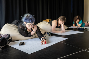 „Kompozycja miejska” - warsztaty ceramiczne - Uczestnicy podczas projektowania