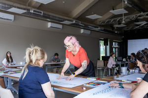 „Kompozycja miejska” - warsztaty ceramiczne - Dorota Omylska oglądająca projekty uczestników