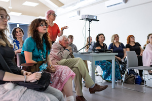 „Kompozycja miejska” - warsztaty ceramiczne - Uczestnicy podczas spotkania z Otto Schierem