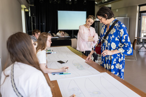 „Kompozycja miejska” - warsztaty ceramiczne - Yolik Naal i Renata Stadler oglądające projekty uczestników