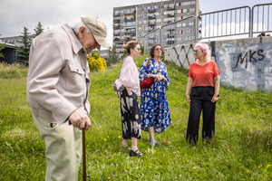 „Kompozycja miejska” - warsztaty ceramiczne - Uczestnicy podczas wizji lokalnej przy tarasie widokowym