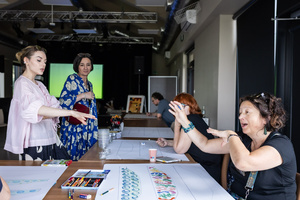 „Kompozycja miejska” - warsztaty ceramiczne - Yolik Naal i Renata Stadler oglądające projekty uczestników