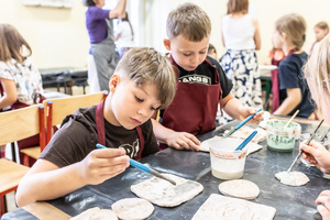 Warsztaty ceramiczne "Wzorzysty kafelek" - Uczestnicy warsztatów podczas pracy