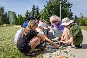„Wzorzysty kafelek” - akcja plenerowa - Uczestnicy akcji podczas montażu kafelków