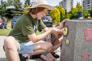 „Wzorzysty kafelek” - akcja plenerowa - Uczestnicy akcji podczas montażu kafelków