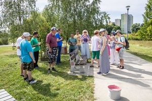 „Wzorzysty kafelek” - akcja plenerowa - Uczestnicy akcji podczas montażu kafelków