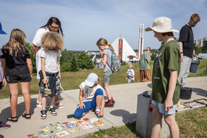 „Wzorzysty kafelek” - akcja plenerowa - Uczestnicy akcji podczas montażu kafelków