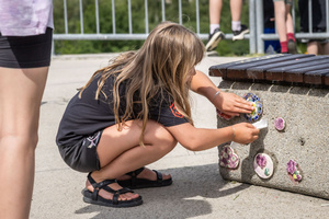 „Wzorzysty kafelek” - akcja plenerowa - Uczestnicy akcji podczas montażu kafelków
