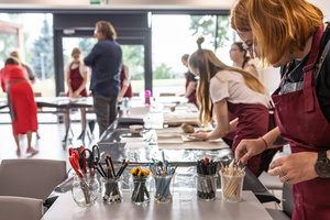 „Kompozycja miejska” - warsztaty ceramiczne - Uczestnicy warsztatów podczas pracy