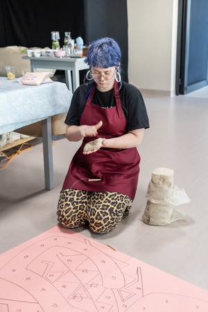 „Kompozycja miejska” - warsztaty ceramiczne - Uczestnicy warsztatów podczas pracy