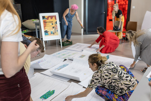 „Kompozycja miejska” - warsztaty ceramiczne - Uczestnicy warsztatów podczas pracy