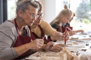 „Kompozycja miejska” - warsztaty ceramiczne - Uczestnicy warsztatów podczas pracy