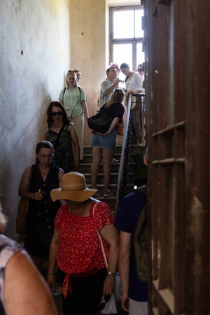 Spójrz pod nogi - opowieści z poziomu tarnowskich posadzek - Uczestnicy spaceru podczas trasy