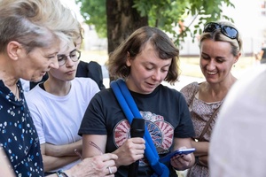 Spójrz pod nogi - opowieści z poziomu tarnowskich posadzek - Prowadząca spacer Katarzyna Nalezińska