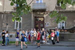 Spójrz pod nogi - opowieści z poziomu tarnowskich posadzek - Uczestnicy spaceru podczas trasy