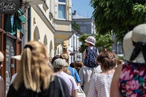 Spójrz pod nogi - opowieści z poziomu tarnowskich posadzek - Uczestnicy spaceru podczas trasy