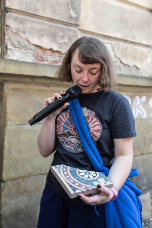 Spójrz pod nogi - opowieści z poziomu tarnowskich posadzek - Prowadząca spacer Katarzyna Nalezińska