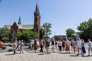 Spójrz pod nogi - opowieści z poziomu tarnowskich posadzek - Uczestnicy spaceru podczas trasy