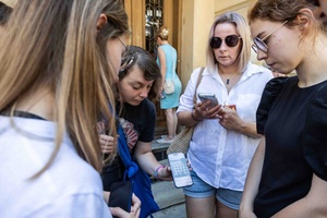 Spójrz pod nogi - opowieści z poziomu tarnowskich posadzek - Uczestnicy spaceru podczas trasy