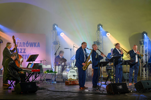 Starówka Jazz Festival 2025 - Koncert II - Leliwa Jazz Band & Wojciech Kamiński na scenie amfiteatru letniego