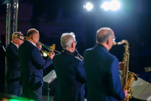 Starówka Jazz Festival 2025 - Koncert II - Leliwa Jazz Band & Wojciech Kamiński na scenie amfiteatru letniego