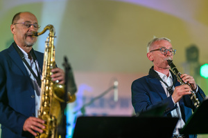 Starówka Jazz Festival 2025 - Koncert II - Leliwa Jazz Band & Wojciech Kamiński na scenie amfiteatru letniego