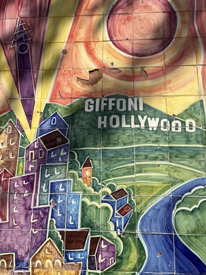 Mozaika przedstawiająca kolorowe miasteczko z napisem GIFFONI HOLLYWOOD