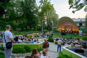 Starówka Jazz Festival 2025 - Koncert III - RB Dixie Five na scenie tarnowskiego amfiteatru