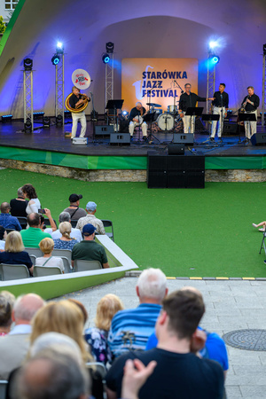Starówka Jazz Festival 2025 - Koncert III - RB Dixie Five na scenie tarnowskiego amfiteatru