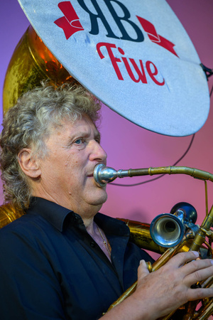 Starówka Jazz Festival 2025 - Koncert III - RB Dixie Five na scenie tarnowskiego amfiteatru