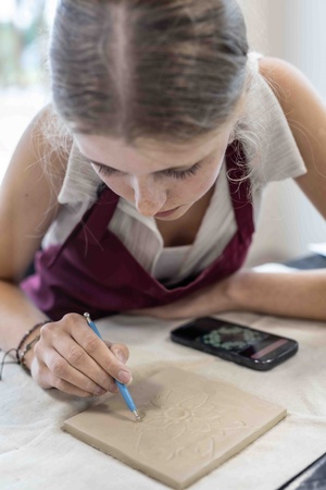 Warsztaty ceramiczne "Płytka tarnowska" - Uczestnicy warsztatów podczas pracy