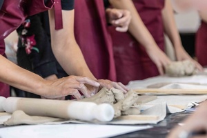 Warsztaty ceramiczne "Płytka tarnowska" - Uczestnicy warsztatów podczas pracy