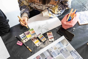 Warsztaty ceramiczne "Płytka tarnowska" - Uczestnicy warsztatów podczas pracy