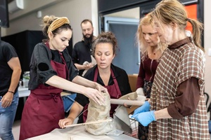 Warsztaty ceramiczne "Płytka tarnowska" - Uczestnicy warsztatów podczas pracy