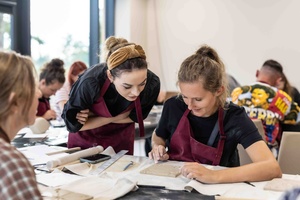 Warsztaty ceramiczne "Płytka tarnowska" - Uczestnicy warsztatów podczas pracy