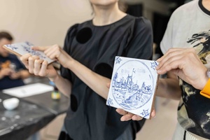 Warsztaty ceramiczne "Płytka tarnowska" - Uczestnicy warsztatów podczas pracy