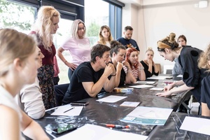 Warsztaty ceramiczne "Płytka tarnowska" - Uczestnicy warsztatów podczas pracy