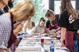 Warsztaty ceramiczne "Płytka tarnowska" - Uczestnicy warsztatów podczas pracy