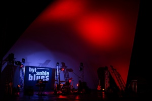 XX Był Sobie Blues: Natalia Sikora śpiewa Janis Joplin - Amfiteatralna scena z wygaszonym oświetleniem scenicznym po koncercie Natalii Sikory z zespołem