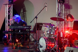 XX Był Sobie Blues: Natalia Sikora śpiewa Janis Joplin - Na amfiteatralnej scenie od lewej grający na klawiszach Tomasz Zień i na perkusji Tomasz Zagórski