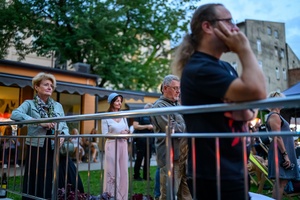 XX Był Sobie Blues: Natalia Sikora śpiewa Janis Joplin - Licznie zgromadzona publiczność w Amfiteatrze zasłuchana w piosenkach Janis Joplin w interpretacji Natalii Sikory i jej zespołu