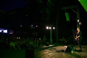 XX Był Sobie Blues: Natalia Sikora śpiewa Janis Joplin - Na amfiteatralnej scenie śpiewająca Natalia Sikora