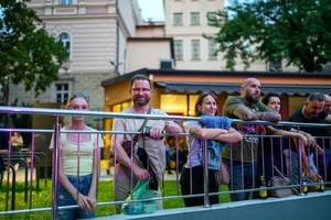 XX Był Sobie Blues: Natalia Sikora śpiewa Janis Joplin - Licznie zgromadzona publiczność w Amfiteatrze zasłuchana w piosenkach Janis Joplin w interpretacji Natalii Sikory i jej zespołu