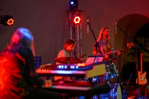 XX Był Sobie Blues: Natalia Sikora śpiewa Janis Joplin - Na amfiteatralnej scenie od lewej: grający na klawiszach Tomasz Zień, grający na perkusji Tomasz Zagórski, grający na basie Tomasz Gąsowski