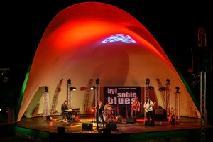 XX Był Sobie Blues: Natalia Sikora śpiewa Janis Joplin - Na amfiteatralnej scenie Natalia Sikora z zespołem