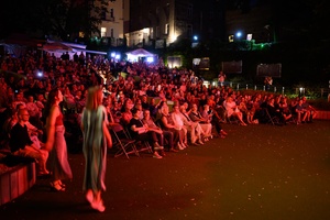 XX Był Sobie Blues: Natalia Sikora śpiewa Janis Joplin - Licznie zgromadzona publiczność w Amfiteatrze zasłuchana w piosenkach Janis Joplin w interpretacji Natalii Sikory i jej zespołu